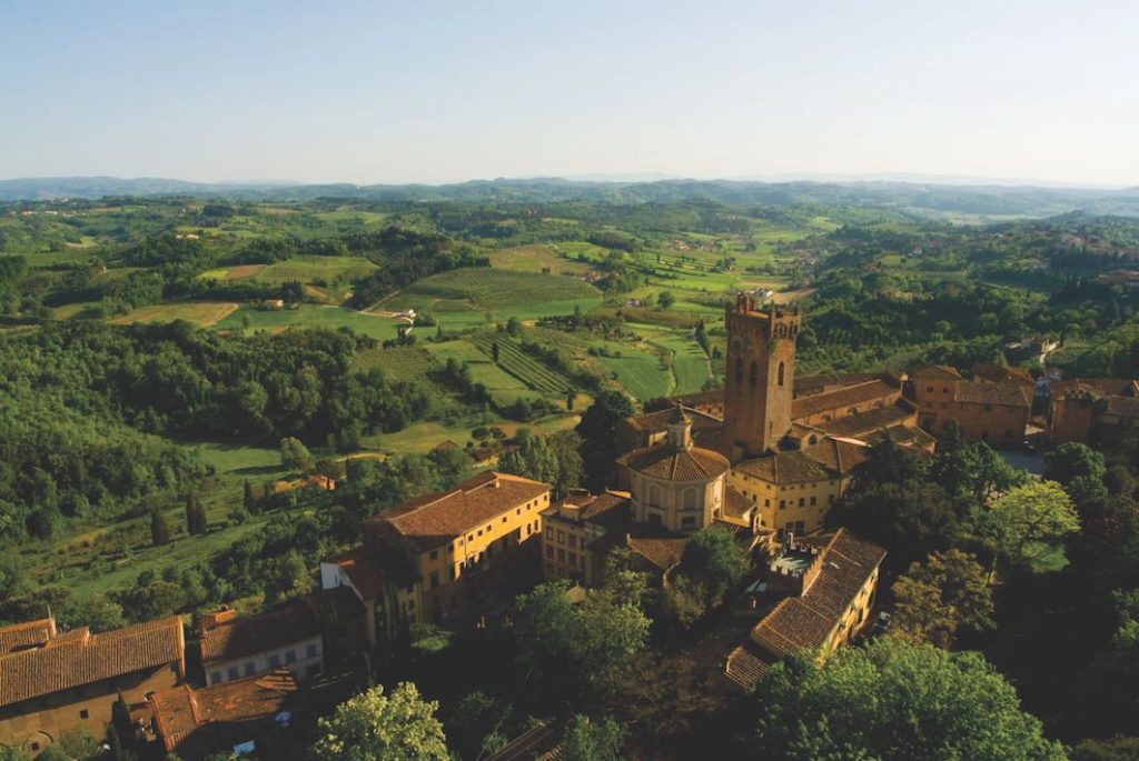 In questa foto una veduta aerea di San Miniato, comune medievale nella zona delle terre di Pisa, in Toscana