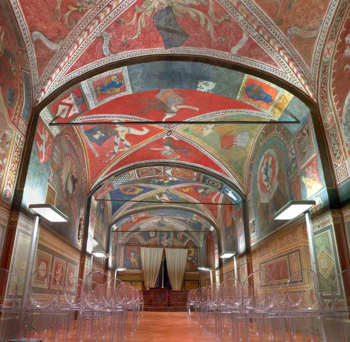 In questa foto la sala delle Sette Virtù all'interno del palazzo comunale di San Miniato, in Toscana: totalmente affrescata sul soffitto e sulle pareti è oggi location per la celebrazione di matrimoni con rito civile