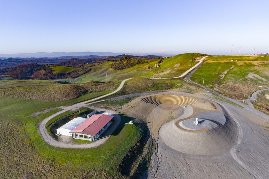 In questa foto una veduta aerea del Triangolo Verde, la discarica vicino Peccioli ancora funzionante, ma che oggi è anche un luogo di arte e cultura all'aria aperta