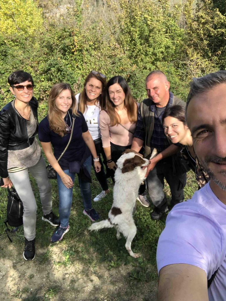 In questa foto il gruppo impegnato nel press tour per le Terre di Pisa insieme a Mela e Massimo, di Truffle in Tuscany