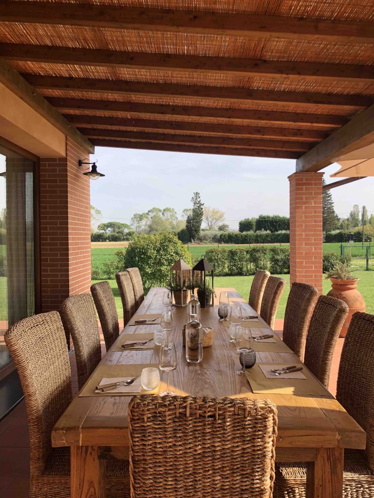 In questa foto il tavolo pronto per il pranzo a base di tartufi offerto da Truffle in Tuscany, posizionato sotto il porticato della proprietà del tartufaio di San Miniato, Massimo, e della sua famiglia 
