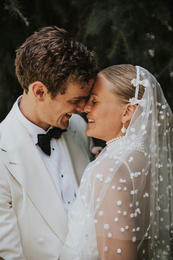 In questa immagine gli sposi Madeleine e Aleksandar, fotografati da Sabrina Pezzoli Fotografie, protagonisti dello speciale di Sposi Magazine "Un amore da copertina"