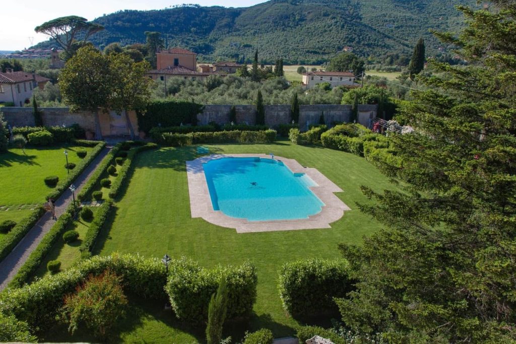 In questa foto un altro ambiente verde esterno di villa Scorzi, dove è stata realizzata una grande piscina esterna. Anche questa zona è adibita ad ospitare uno dei momenti del ricevimento di nozze