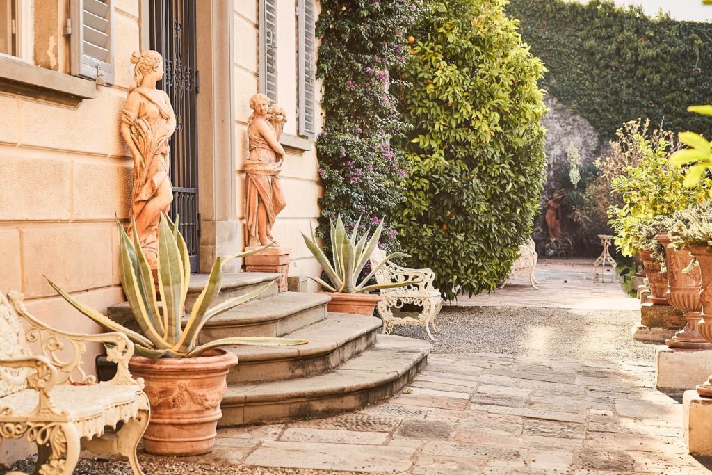 In questa foto una parte del giardino all'italiana di Villa Scorzi, in provincia di Pisa