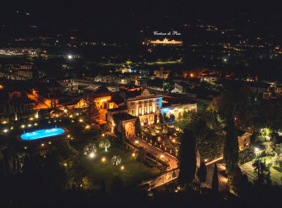 In questa foto una magnifica veduta aerea notturna di Villa Scorzi, location per matrimoni in Toscana