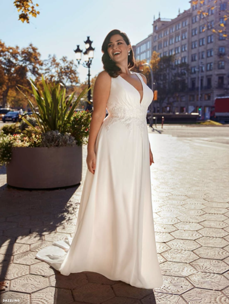 Un abito da sposa con profonda scollatura e ricami in vita di White One.