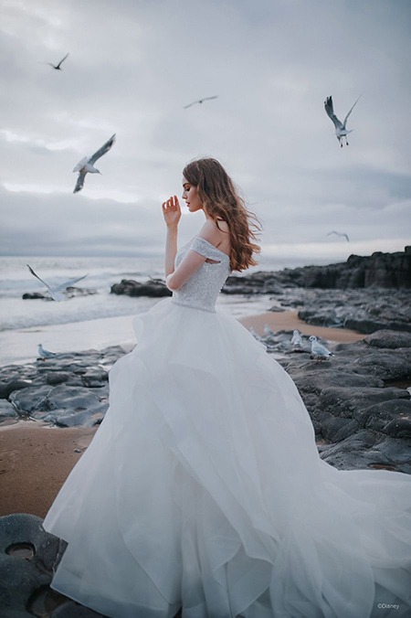 In questa foto la modella indossa un abito da sposa disney Ariel di tulle 