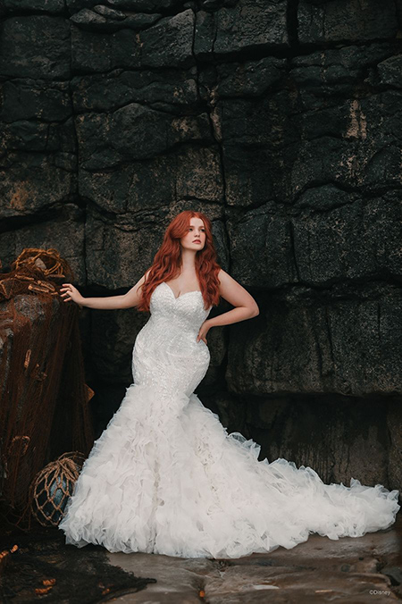 In questa foto la modella indossa un abito da sposa disney Ariel con scollo a cuore e rouches