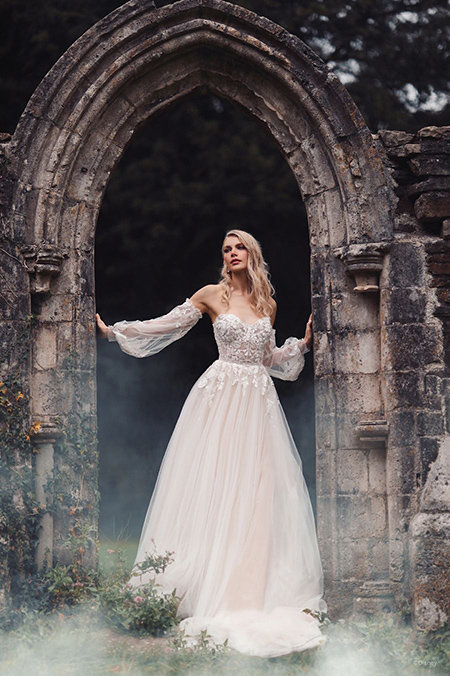 In questa foto la modella indossa un abito da sposa disney modello Aurora con gonna di tulle e maniche removibili