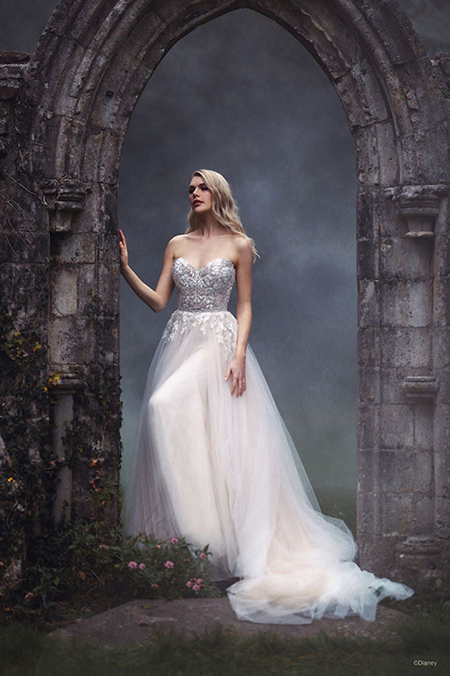 In questa foto la modella indossa un abito da sposa disney modello Aurora con gonna di tulle e maniche removibili