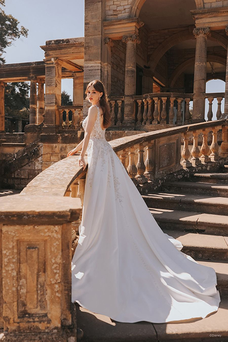 In questa foto la modella indossa un abito da sposa disney modello Belle con corpetto steccato con motivi floreali in trasparenza