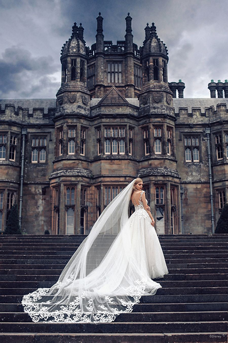 In questa foto la modella indossa un abito da sposa disney modello Cinderella con gonna di tulle e motivi barocchi nel corsetto