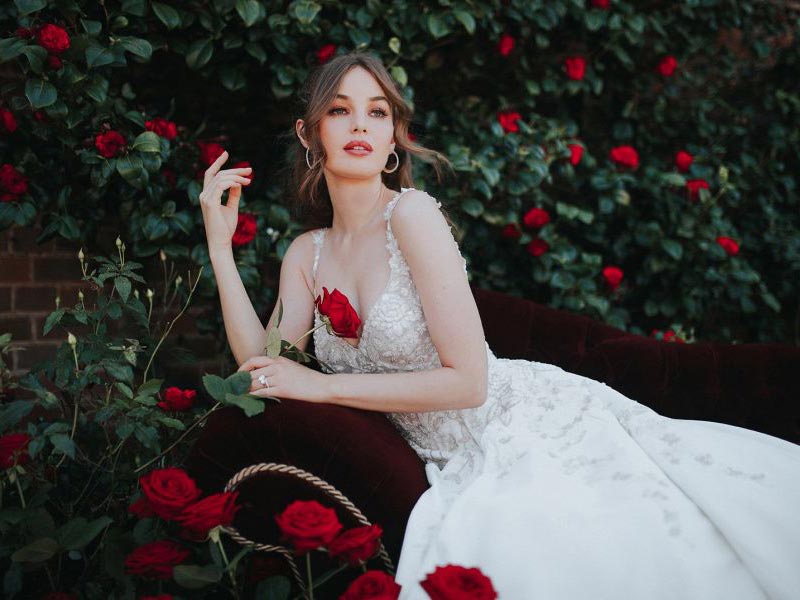 In questa foto la modella indossa un abito da sposa disney con applicazioni floreali