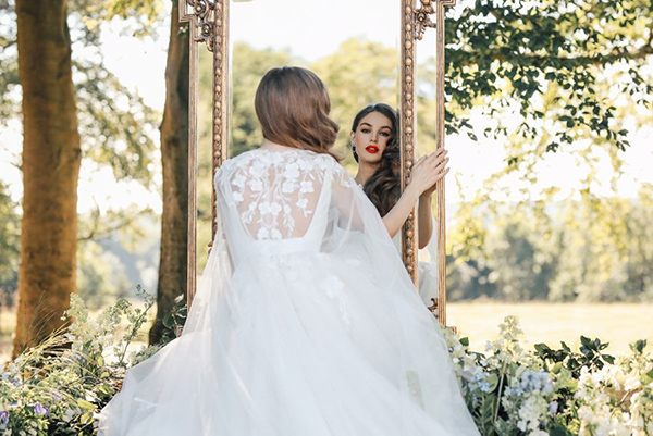 In questa foto la modella indossa un abito da sposa disney di Allure Bridals con motivi floreali