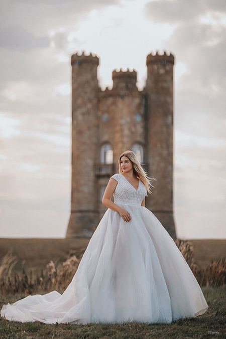 In questa foto la modella indossa un abito da sposa disney modello Rapunzel con gonna di tulle e corsetto con pizzo di cotone