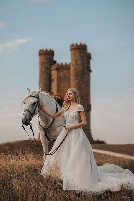 In questa foto la modella indossa un abito da sposa disney modello Rapunzel con gonna di tulle e corsetto con pizzo di cotone