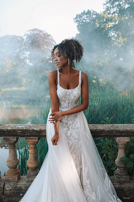 In questa foto la modella indossa un abito da sposa disney modello Tiana a sirena con applicazioni floreali