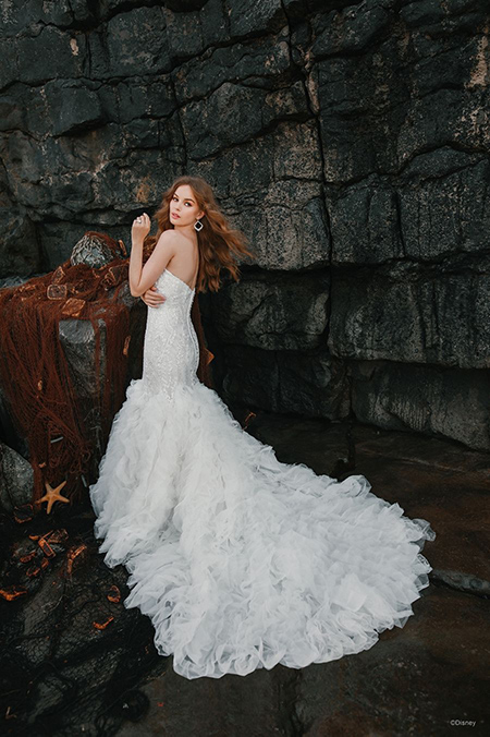 In questa foto la modella indossa un abito da sposa disney a sirena con rouches 