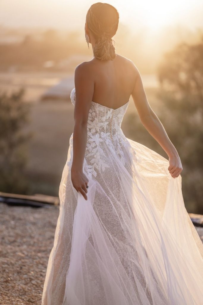 In questa foto la modella indossa un abito da sposa romantico 2023 con fiori tridimensionali