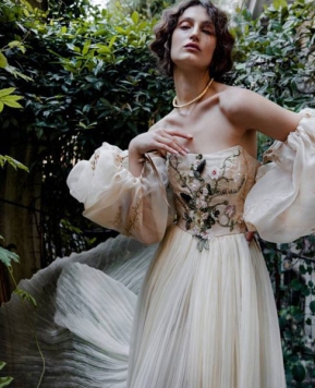 Abiti da sposa romantici 2023: dalle fiabe alla realtà