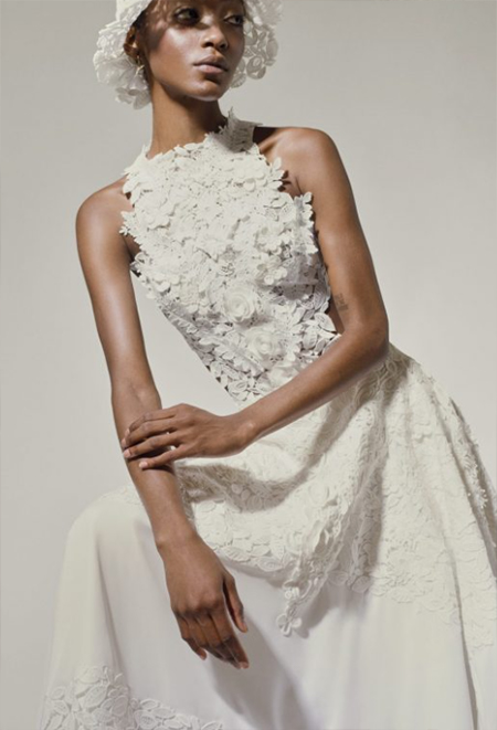 In questa foto la modella indossa un abito da sposa romantico 2023 con fiori tridimensionali Yolancris 