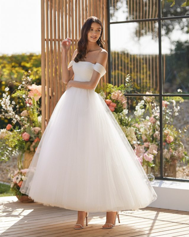 In questa foto la modella indossa un abito da sposa semplice 2023 Rosa Clarà con gonna di tulle