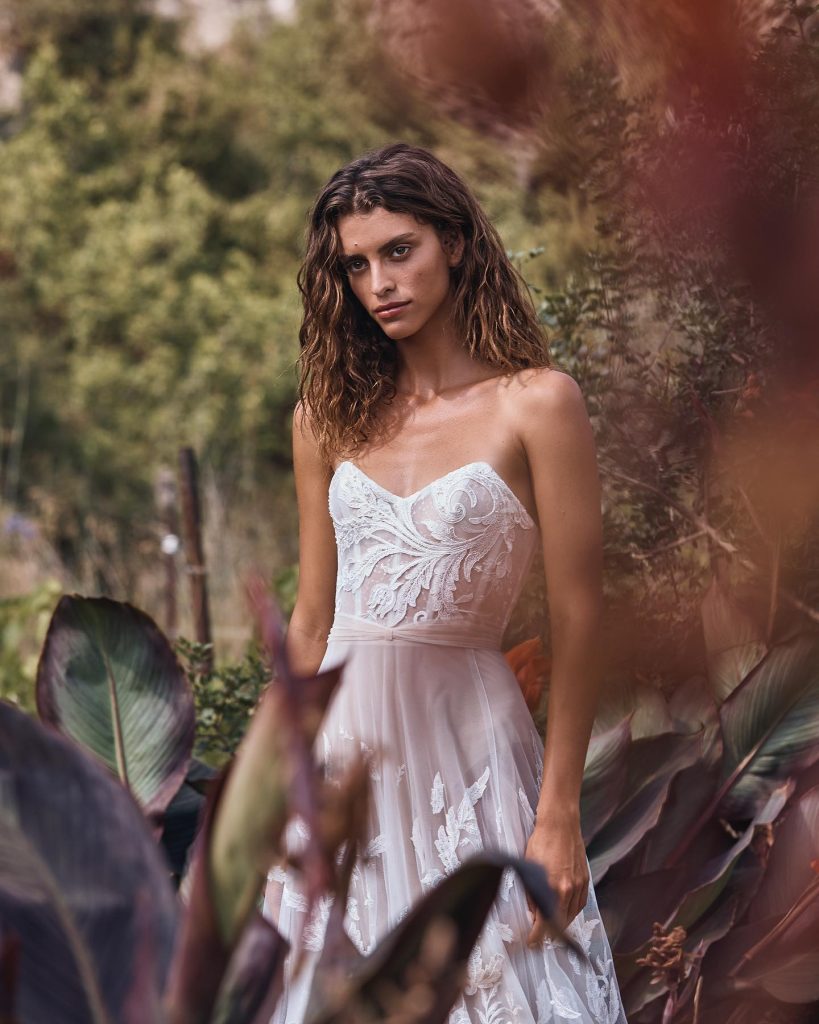 In questa foto un modello degli abiti da sposa Gali Karten 2023 con corpetto ricamato con motivo floreale