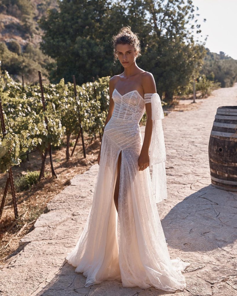 In questa foto un modello degli abiti da sposa Gali Karten 2023 con ricami in pizzo e spacco audace