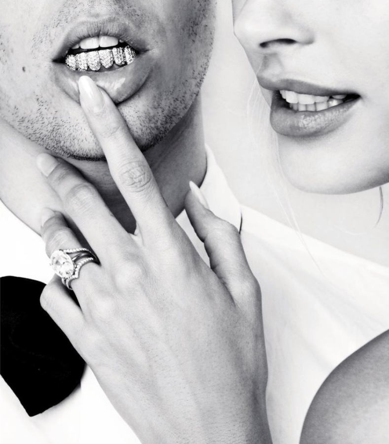 In questa foto Hailey Baldwin mostra il suo anello di fidanzamento con un grosso diamante ovale e una fila di brillanti su tutta la montatura