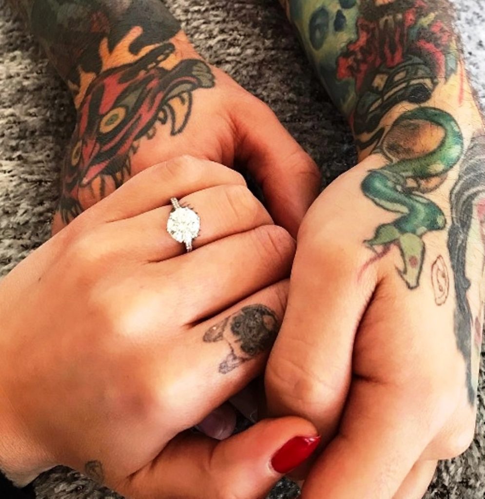 In questa foto l'anello di fidanzamento di Chiara Ferragni con un grande diamante rotondo al centro