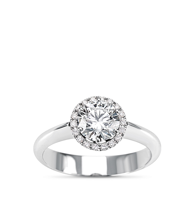 In questa foto un anello di fidanzamento Halo in oro bianco con diamanti di Giorgio Visconti
