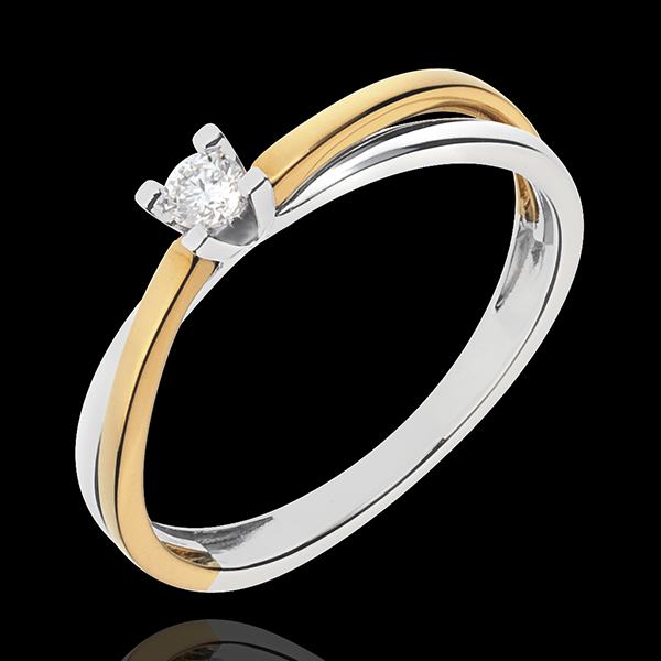 In questa foto un anello di fidanzamento intrecciato in oro bianco e giallo con piccolo brillante al centro