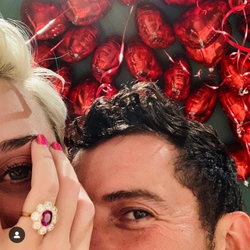 In questa foto gli occhi di Katy Perry e Orlando Bloom mentre lei mostra al dito il suo anello di fidanzamento con un rubino al centro circondato da diamanti a forma di fiori