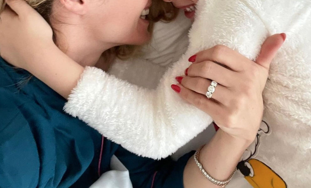 In questa foto Michelle Hunziker che abbraccia la figlia mostrando il suo anello di fidanzamento con una fila di diamanti rotondi