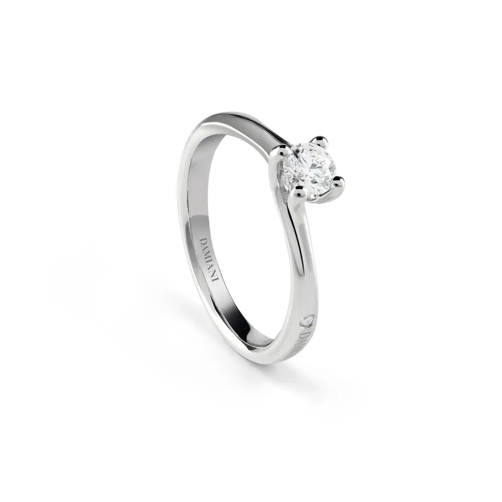 In questa foto un anello di fidanzamento solitario in oro bianco con diamante Damiani