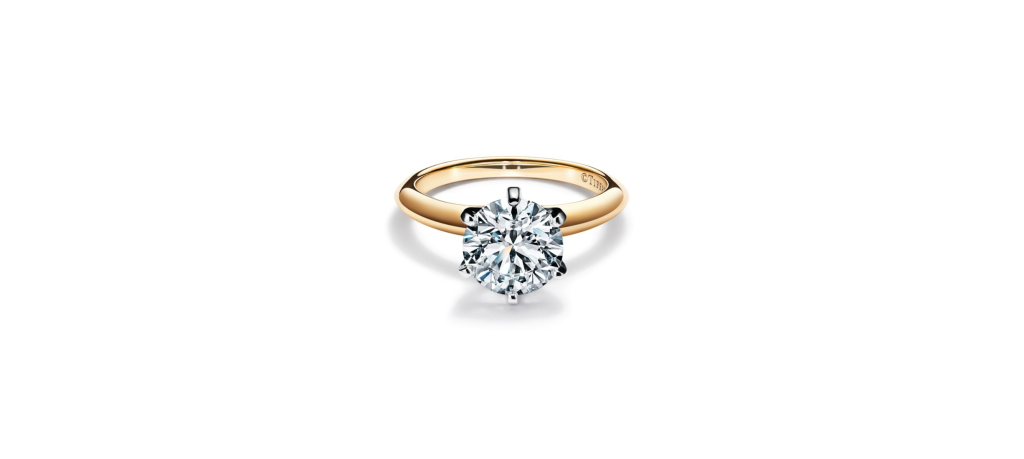 In questa foto un anello di fidanzamento solitario in oro giallo con diamante Tiffany