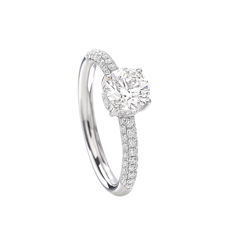 In questa un anello di fidanzamento pavè con diamanti di Giorgio Visconti 