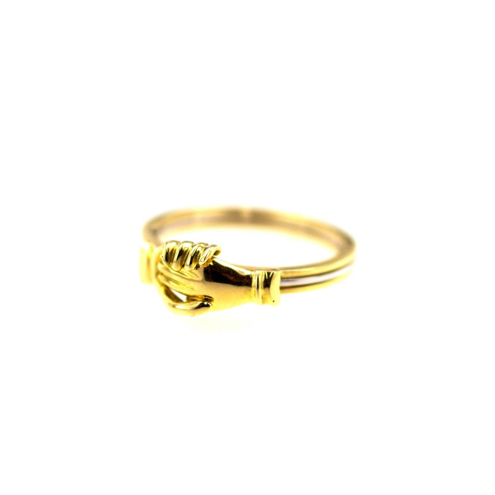 In questa foto un anello di fidanzamento sardo in oro giallo con due mani che si stringono