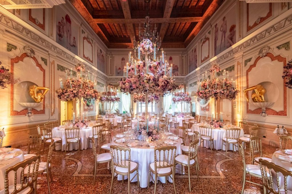 In questa foto un allestimento di matrimonio di Byblos Art Hotel e PalazzoEventi