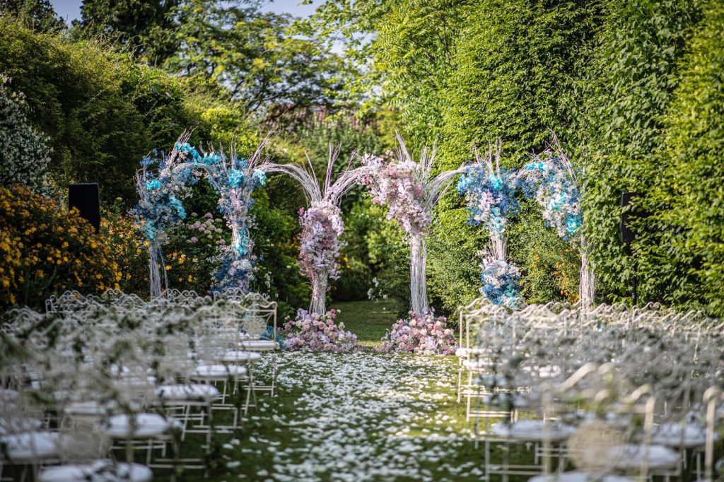 In questa foto un allestimento di matrimonio con rito civile in giardino di Byblos Art Hotel e PalazzoEventi