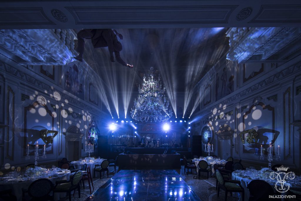 In questa foto un allestimento di matrimonio di Byblos Art Hotel e PalazzoEventi nella sala interna con luci blu
