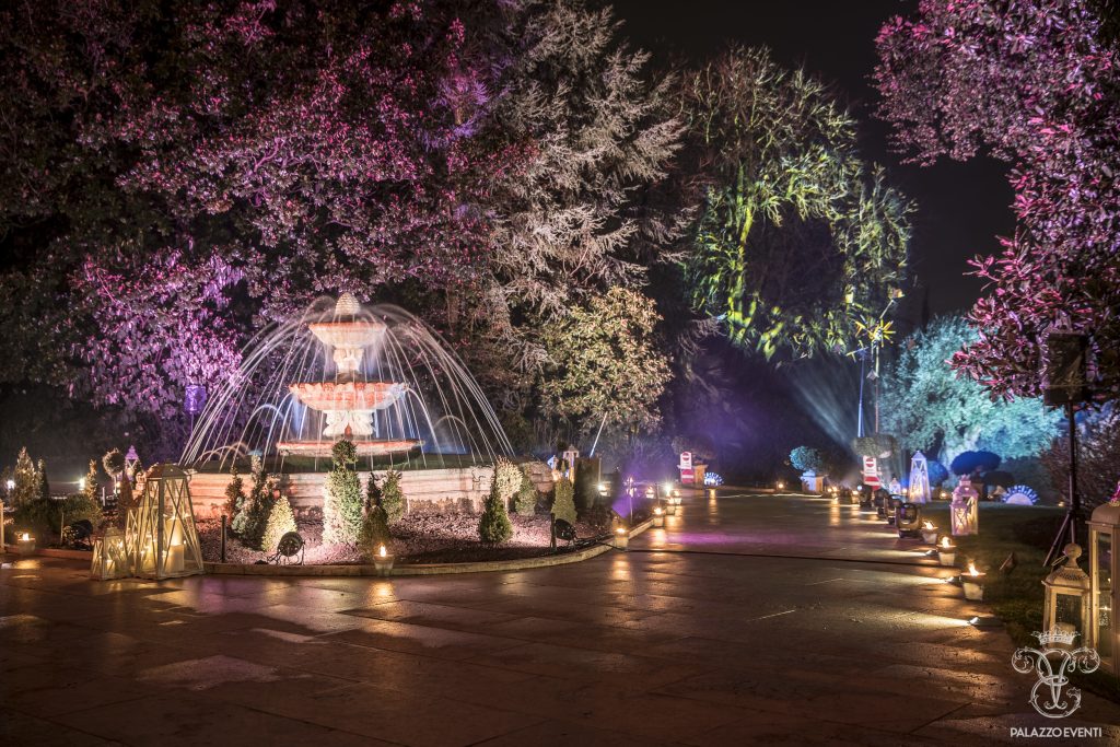 In questa foto la fontana del Byblos Art Hotel illuminata con luci colorate