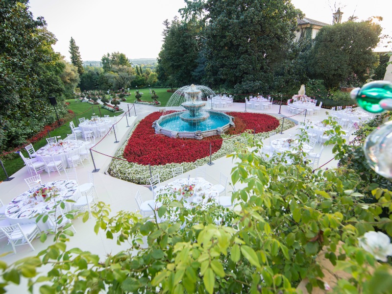 In questa foto i giardini e la fontana di Byblos Art Hotel allestiti con PalazzoEventi
