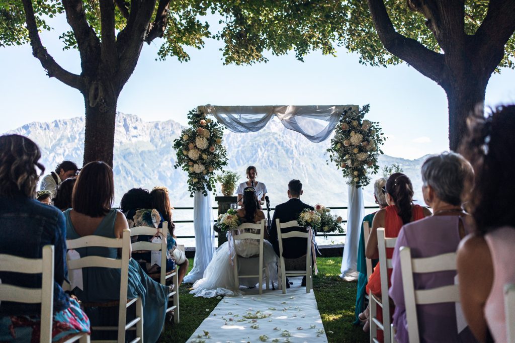In questa foto un rito civile in montagna organizzato dalla Wedding Coordinator Claudia Girola