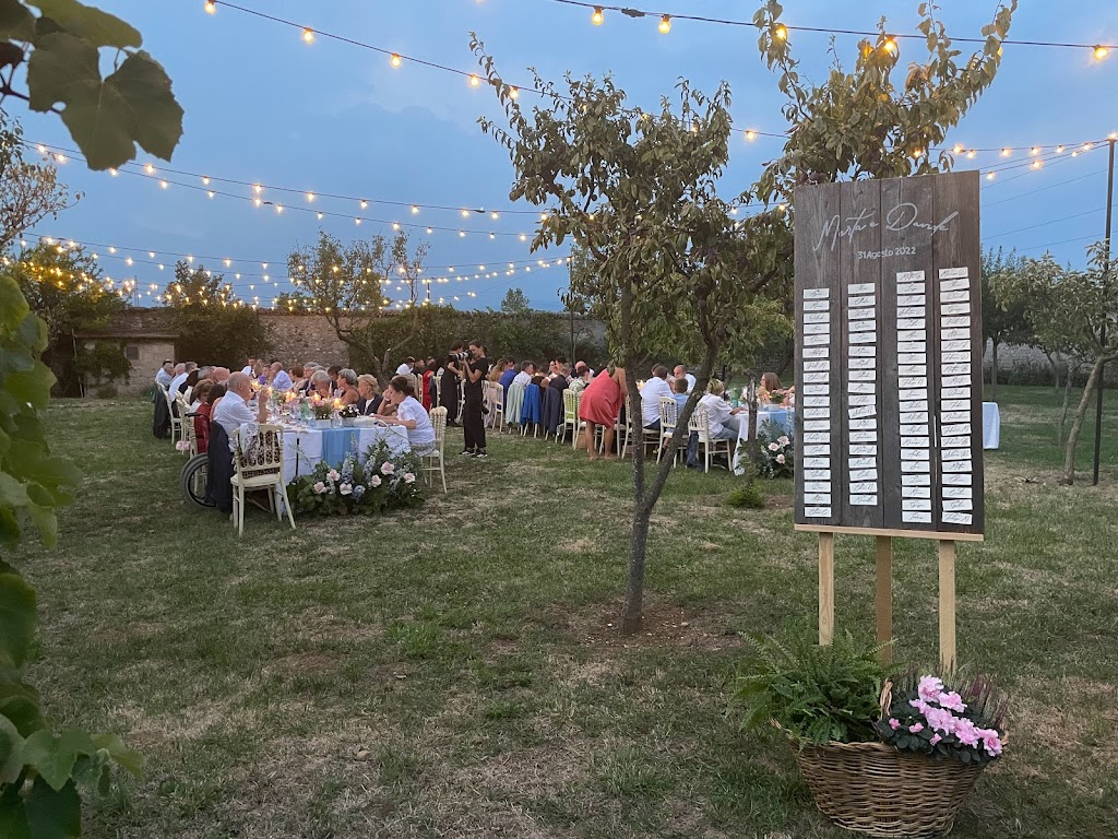 In questa foto un tableau de marriage in un prato verde in un evento organizzato da Claudia Girola Wedding Coordinator