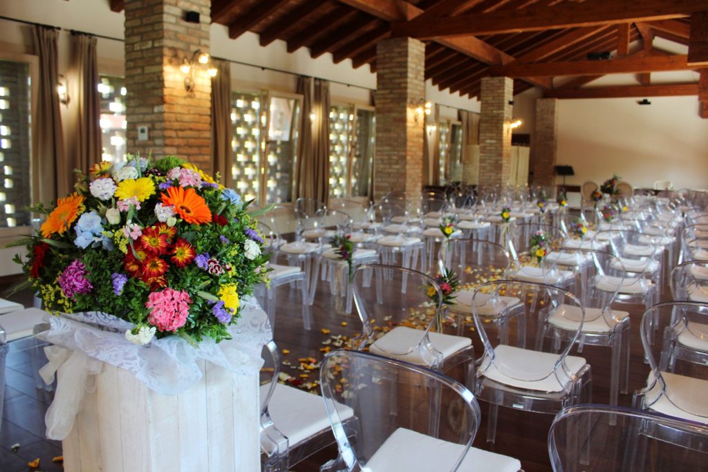 In questa foto un allestimento di rito civile in sala interna organizzato da Claudia Girola Wedding Coordinator