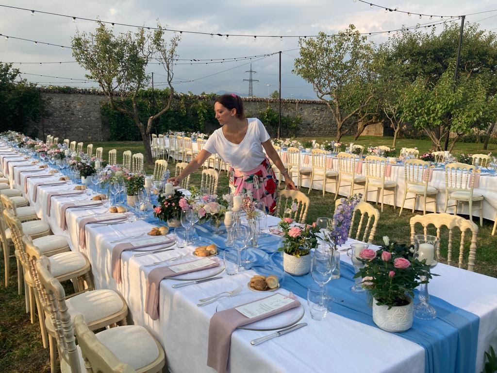 In questa foto Claudia Girola Wedding Coordinator mentre sistema l'allestimento di un tavolo di matrimonio