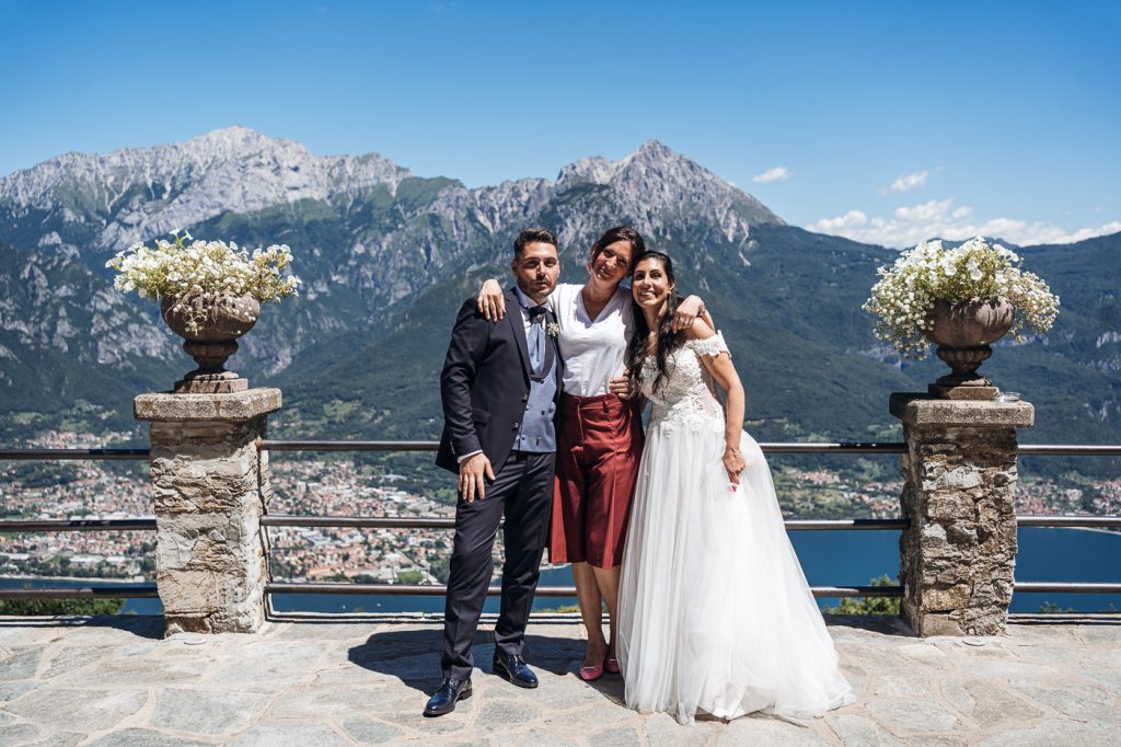 In questa foto Claudia Girola Wedding Coordinator insieme ad una coppia di sposi che si sono affidati a lei