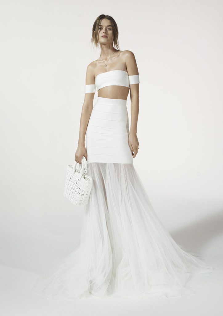 In questa foto la modella indossa un abtio da sposa moderno 2023 con top e gonna