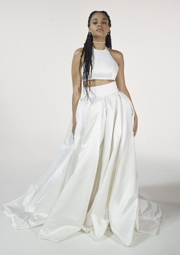 In questa foto la modella indossa un abito da sposa Vera Wang 2023 due pezzi con crop-top e gonna di mikado